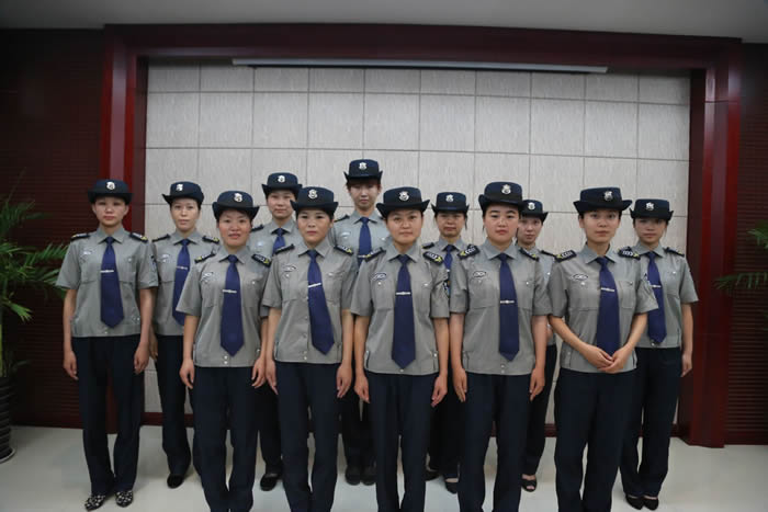 東(dōng)莞保安公司的(de)女(nǚ)保安列隊